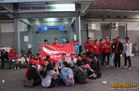 Foto Sahabat Peterpan Yang Menunggu Ariel di Luar Rutan