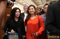 Foto Senyum Ironi Nia Daniati di Sidang Cerai Dengan Farhat Abbas