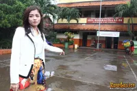 Foto Seru Kebersamaan Tika Ramlan Dengan Anak-Anak Korban Banjir