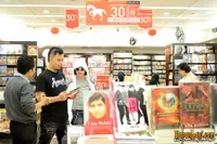 Foto Seru Saat Ahmad Dhani - Dul dan Safeea Jalan-Jalan di Mall