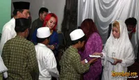 Foto Serunya 3 Kucing Berbagi Dengan Anak Yatim