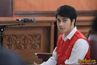 Foto Sidang Perdana Eza Gionino - Diborgol