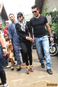 Foto Tangis Julia Perez di Samping Jenazah Sang Ayah