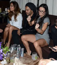 Foto Tingkah Gila Demi Moore Saat Pesta