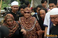 Foto Umi Tatu Kunjungi Makam Ustaz Jeffry Al Buchori