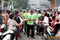 Foto Wali Band Bagikan Bubur Kacang Hijau ke Korban Banjir