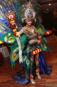 Foto Whulandary Herman - Reog Ponorogo di Miss Universe 2013