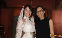 Foto Winda Viska Fitting Baju Pengantin Kebaya Putih Silver