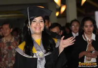 Foto Wisuda S2 Annisa Pohan - Raih Cumlaude