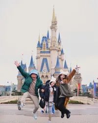 Gading, Gisel dan Gempi Lanjut Liburan di Jepang, Seru di 2 Theme Park