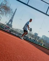 Gading Marten & Medina Dina Main Padel dengan Latar Menara Eiffel
