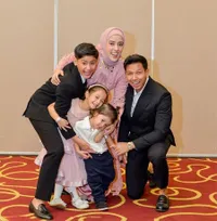 Gagah dan Tampan Bak Anak Kuliahan, Ini 8 Potret Penampilan King Faaz Saat Wisuda SD - Kenakan Setelan Jas Hitam Lengkap dengan Dasi