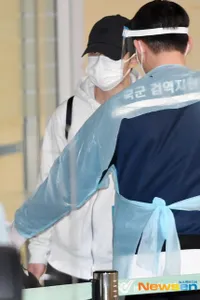 Potret D.O. EXO Tiba dari Hawaii, Gagal Diam-Diam Karena Ketahuan Reporter yang  Menunggu Jennie BLACKPINK di Bandara