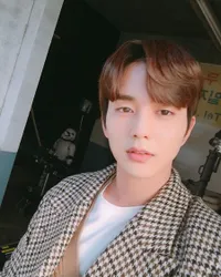 Gak Cuma Jago Rebut Hati Fans, 5 Aktor Korea Ganteng Ini Juga Pecinta Kucing: Seo Kang Joon - Yoon Kyun Sang