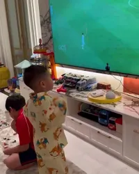 Gak Nonton Langsung di GBK, 8 Potret Rafathar dan Rayyanza Bersorak saat Indonesia Cetak Gol - Tetap Antusias meski di Rumah Aja