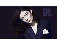 Galeri Foto Backstage Lorde Saat Tampil di SNL, Cantik dan Ceria!