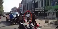 Galeri Foto Ki Kusumo Dikeroyok Pengendara Motor, Menegangkan!