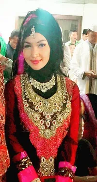 Galeri Kaftan Mewah Roro Fitria, Tetap Bergelimang Emas Permata