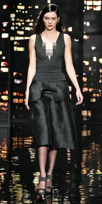 Galeri Kendall Jenner Berlenggak-Lenggok di Atas Catwalk, Cantik