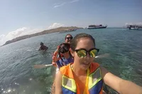 Galeri Liburan Cantik, Lala Karmela Jadi Gadis Pantai Berbikini