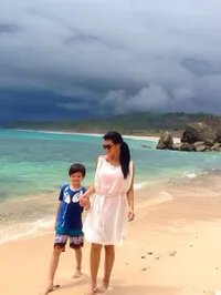 Gandeng Cowok Ganteng, Farah Quinn Berlibur ke 'Surga'