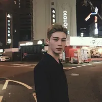 Ganteng Bagaikan Idol, Manajer Grup K-Pop Ini Bikin Gagal Fokus!