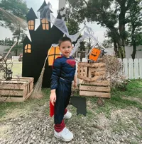 Ganteng Banget, 8 Potret Athar Anak Citra Kirana Jadi Superman di Acara Halloween Sekolah - Gemes!