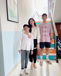 Ganteng Blasteran India, 10 Potret Dua Anak Bunga Zainal yang Curi Perhatian - Si Sulung Tumbuh Tinggi Menjulang