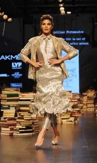 Ganteng Cantik Bintang Bollywood, Sukses Getarkan Panggung LFW