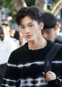 Ganteng dan Terkenal, 6 Public Figure Korea Ini Dibilang Mirip Kim Soo Hyun: Mark NCT - Jang Dong Yoon
