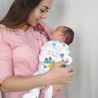 Gantengnya Baby Yoda, Putra Kedua Reisa Broto Asmoro!