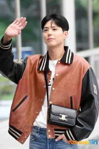 Gantengnya Bikin Sayang, Potret Park Bo Gum Selama di Paris untuk Event Fashion Show Celine - Sempat Mampir ke Menara Eiffel
