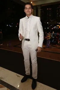 Gantengnya Kevin Julio Main Piano, Bikin Fans Panas-Dingin