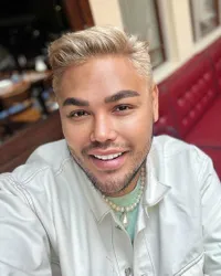 Ganti Warna Rambut Jadi Blonde, 8 Potret Terbaru Ivan Gunawan yang Semakin Ganteng Berkarisma - Bikin Hati Klepek-klepek