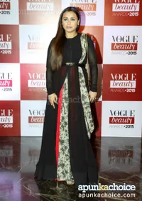 Gaun Hitam Pekat Menggelora, Bikin Rani Mukherjee Makin Menggoda