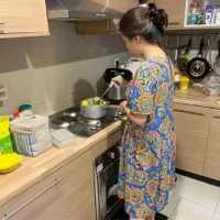 Gaya 7 Seleb Saat Memasak di Rumah, Kenakan Daster dan Make Up Tipis