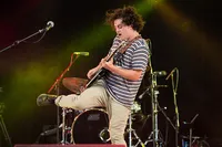 Gaya Aneh di Atas Panggung? Musisi Berikut Ini Jagonya...