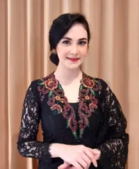Gaya Arumi Bachsin Ketika di Rumah Hingga Dampingi Suami Bertugas, Ibu Wabup yang Cantik dan Awet Muda