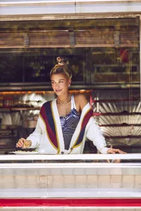 Gaya Candid Hailey Baldwin di Photoshoot Terbaru, Keren Maksimal!