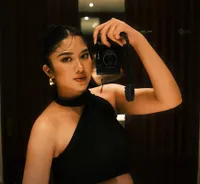 Gaya Cantik Bumil Ochi Rosdiana Tunjukkan Baby Bump di Nikahan Ranty Maria - Rayn Wijaya