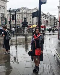 Gaya Cantik Shaloom Razade Jalan di Inggris, Bikin Gagal Fokus
