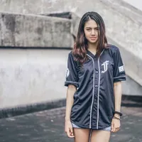 Gaya Cetar Aurelie Moeremans, Hotpants Pendek Hingga Berhijab