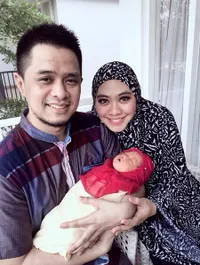 Gaya Cute Bayi Oki Setiana Dewi Dalam Balutan Hijab, Cantik!