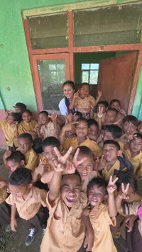 Gaya Etnik Wulan Guritno di NTT, Pakai Songke dan Ikat Kepala