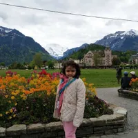 Gaya Fashion Amora Lemos Ketika Liburan di Swiss, Nggemesin!