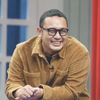 Gaya Gilang Dirga Impersonate Ayah Zahra Peserta D'Academy 7