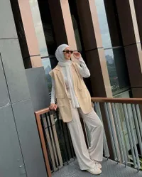 Gaya Hijab Casual Paula Verhoeven, Sederhana Namun Tetap Stylish Dengan Sneakers