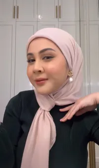 Gaya Hijabnya Tuai Cibiran Gara-Gara Perlihatkan Leher dan Rambut di Atas Telinga, Kesha Ratuliu Tetap Santai