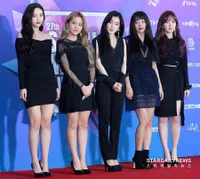 Gaya Imut Cantik Para Idola di Red Carpet Seoul Music Awards 2018