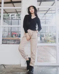 Potret Gaya Kece Dan Kekinian Ala Sandrina Si Goyang 2 Jari